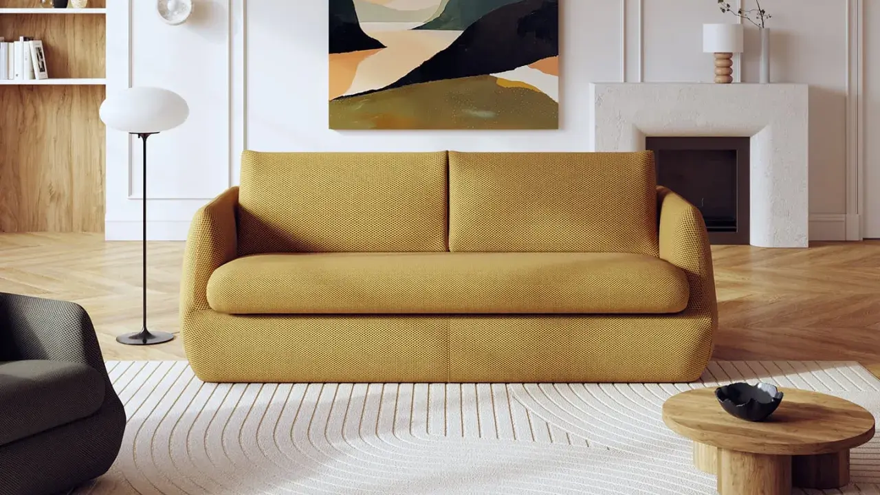 Canapé jaune moutarde, couleur canapé moins salissant, avec un tapis blanc texturé et une table basse en bois.