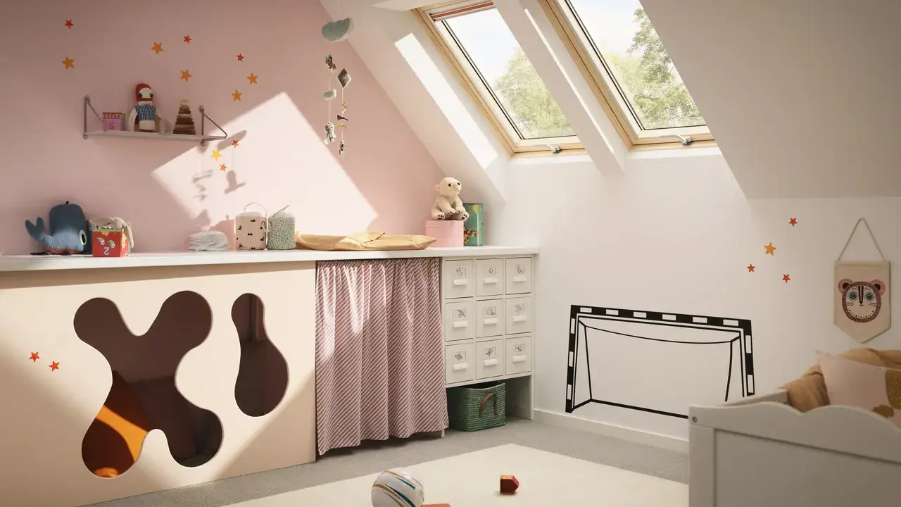 Idéale pour aménager petite chambre bébé sous combles : un espace ludique et douillet avec des jouets, des étoiles au mur et des fenêtres de toit.