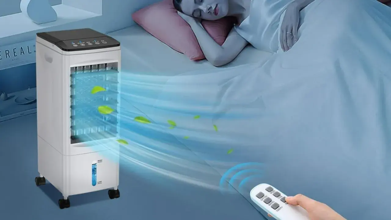 Un système split sans évacuation rafraîchit une chambre où une femme dort paisiblement. Une télécommande est visible.