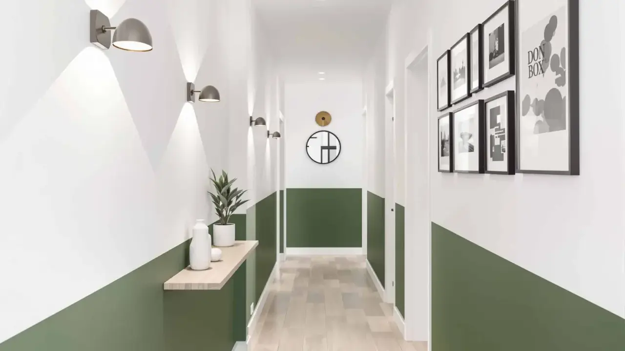 Un couloir moderne avec un soubassement vert, des appliques murales, une étagère en bois et des cadres photo.
