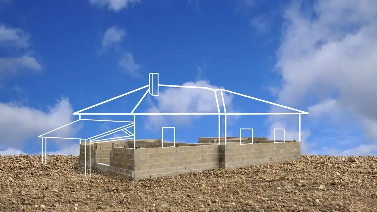 Esquisse d'une maison sur un terrain rocailleux, montrant les fondations en parpaings et le plan blanc de la structure. L'implantation maison sur terrain est en cours.