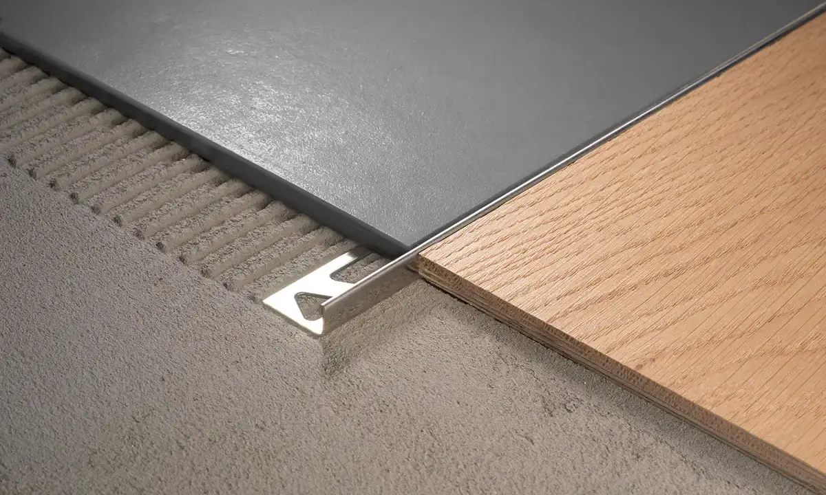 Jonction carrelage parquet sans barre de seuil, avec un profilé métallique discret. Finition soignée pour une transition harmonieuse.