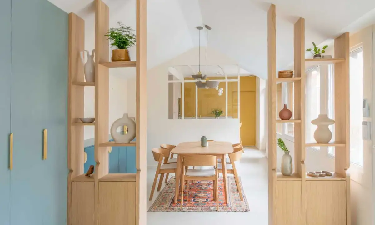 Aménagement d'une **plan maison en longueur** avec cloisons ajourées en bois, salle à manger et cuisine ouverte.