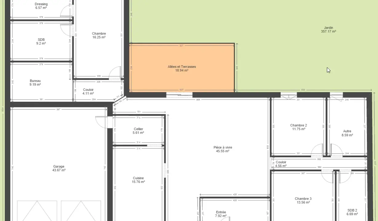 Plan maison plain pied avec garage, pièce à vivre, 3 chambres, cuisine, cellier, SDB, bureau et terrasse.