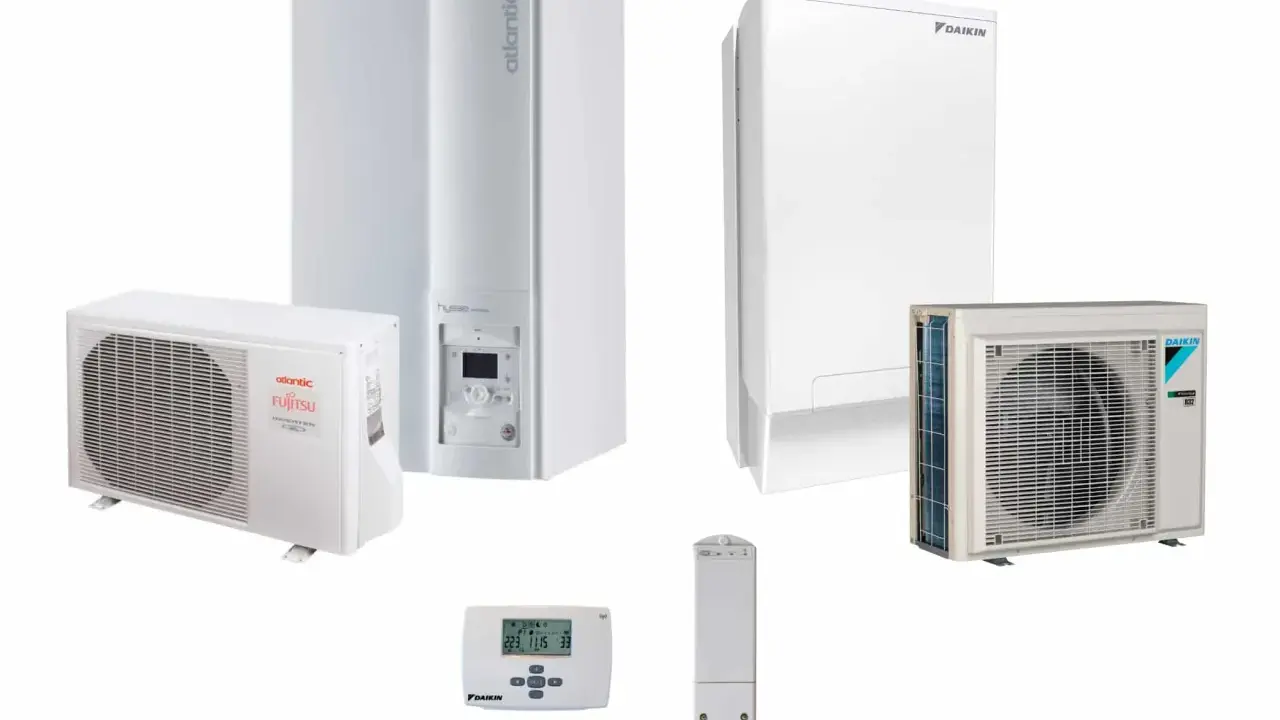 Deux unités intérieures de pompe à chaleur hybride sans unité extérieure, avec une unité extérieure Daikin et une unité extérieure Atlantic Fujitsu.