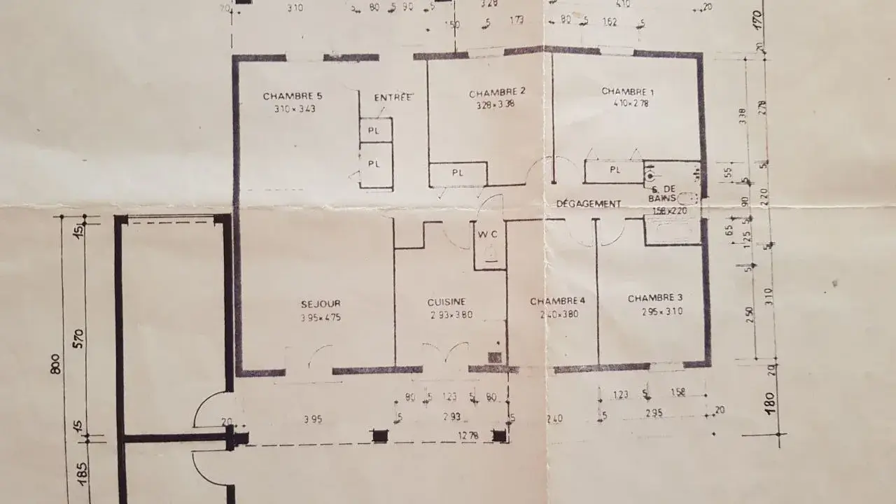 Plan maison Phénix 1980 : 3 chambres, séjour, cuisine, entrée, WC, salle de bain et dégagement.