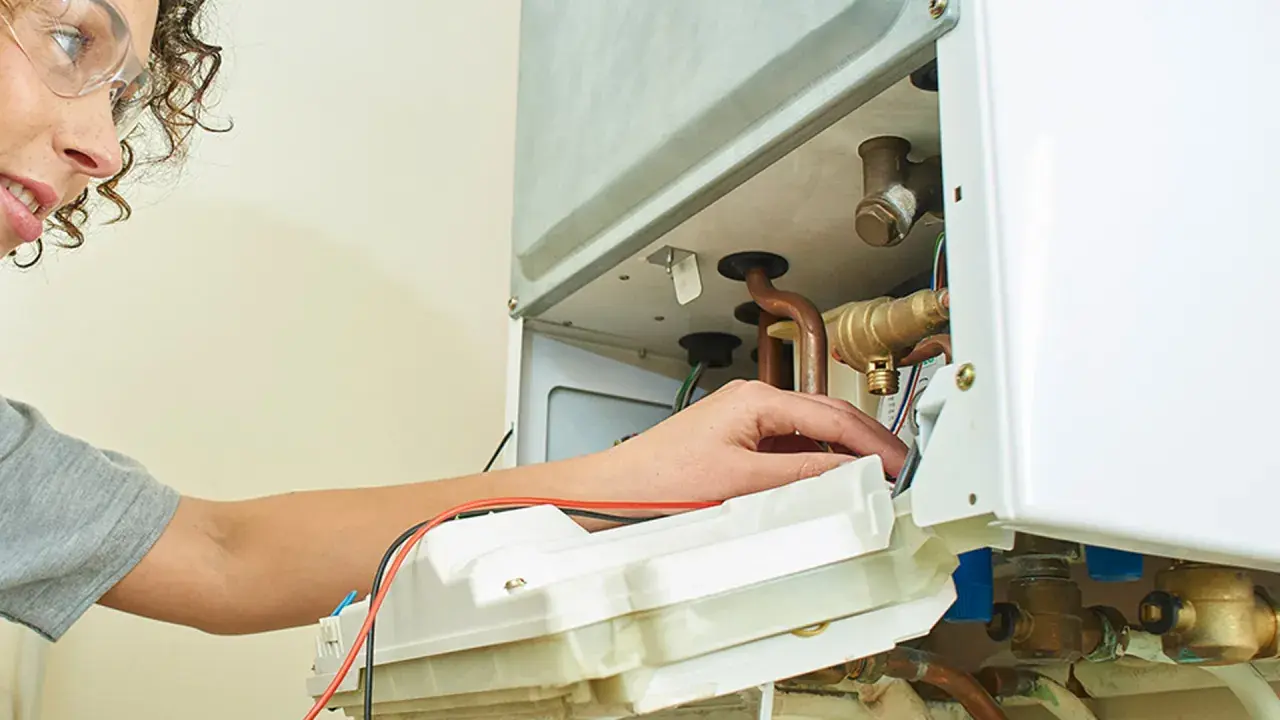 Technicienne vérifiant une pompe à chaleur qui ne chauffe pas quand il fait froid.