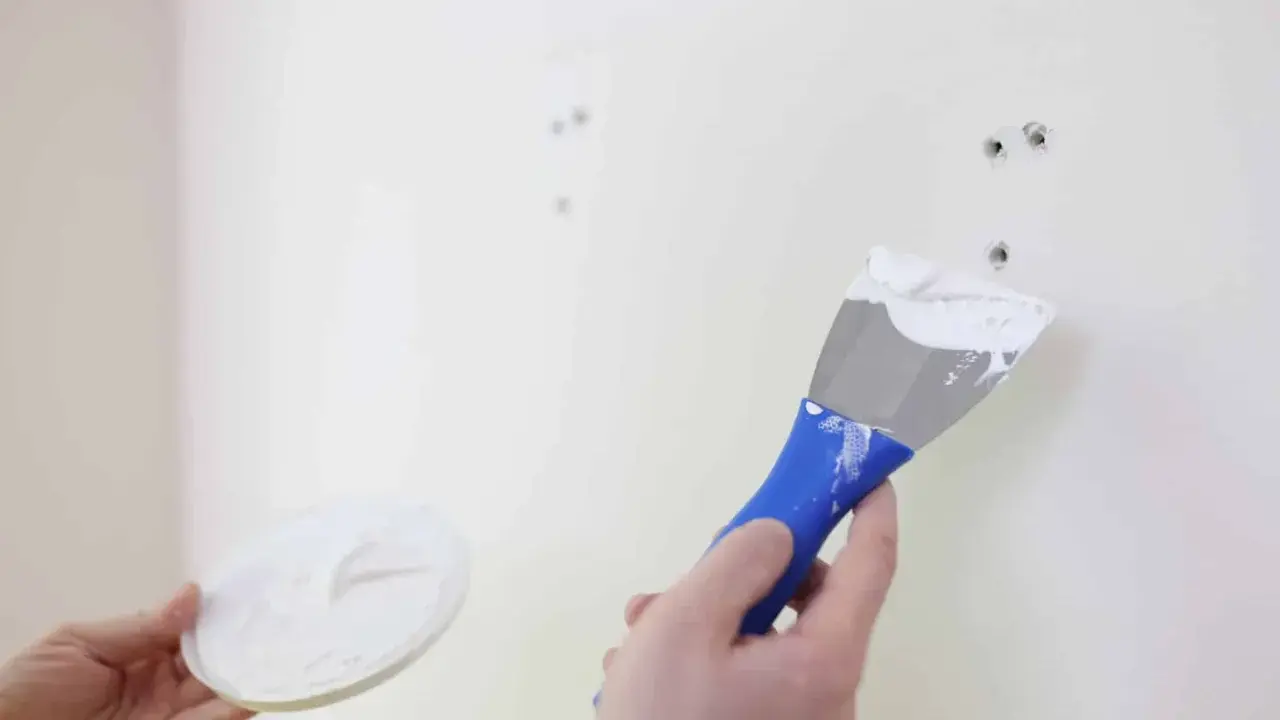 Maintenant, je vais reboucher ce trou dans le mur avec de l'enduit.