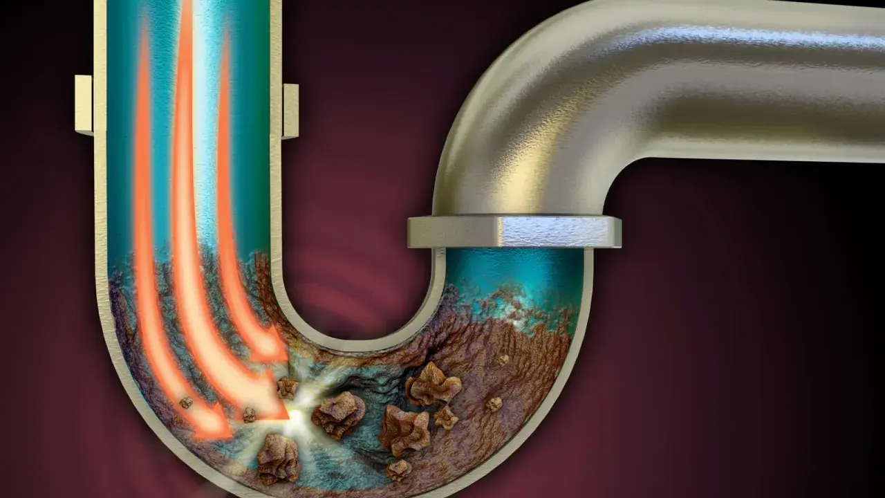 Une canalisation bouchée avec des débris et une odeur nauséabonde. Des flèches rouges indiquent un flux bloqué.