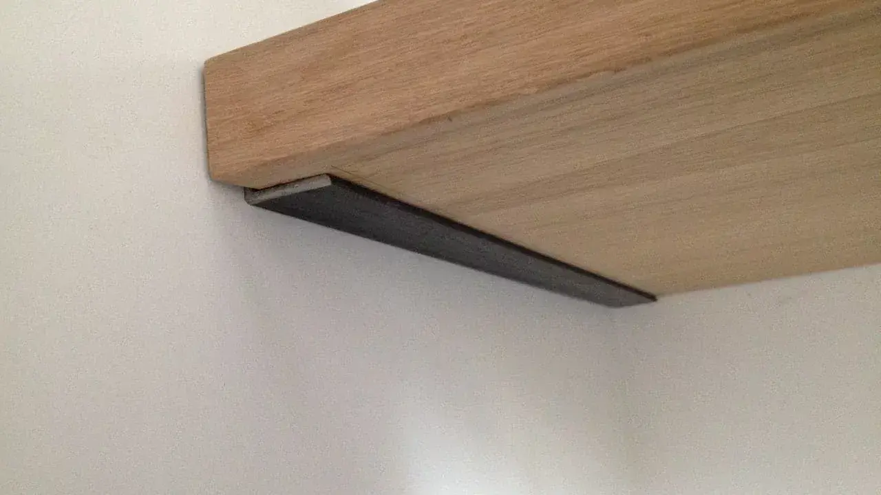 Étagère en bois fixée au mur avec un support discret. Idéal pour fixer une étagère murale.