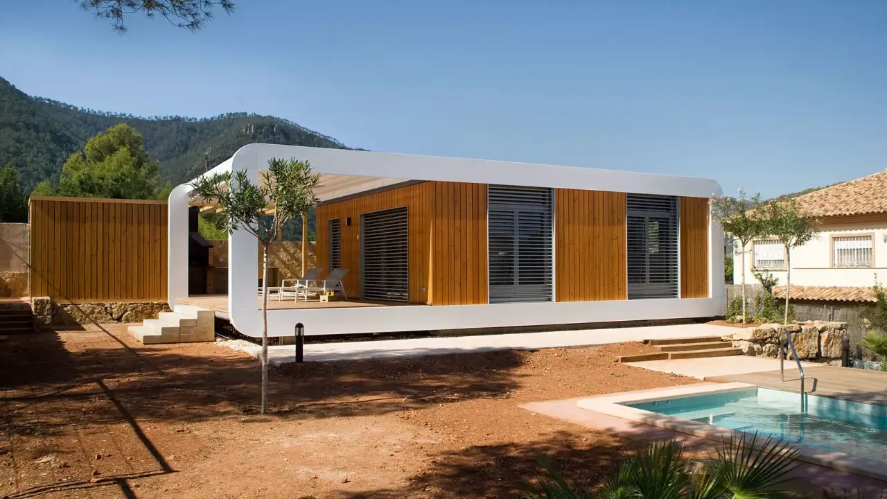 Une maison écologique moderne en bois avec une piscine et une vue sur les montagnes.