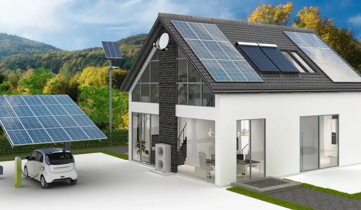 Une maison écologique autonome avec panneaux solaires sur le toit et un carport, une voiture électrique en charge.