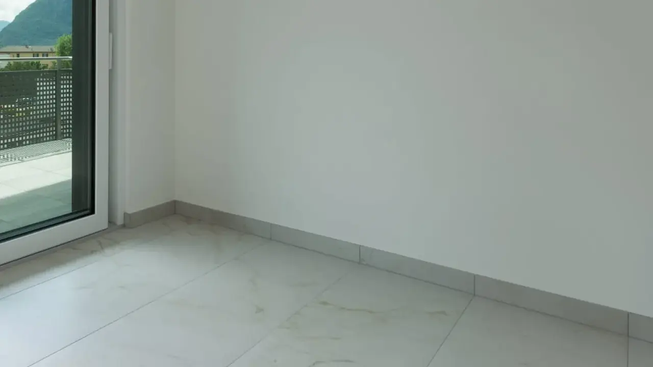 Plinthe discrète et moderne, idéale pour un carrelage clair. Un choix judicieux pour une finition impeccable.