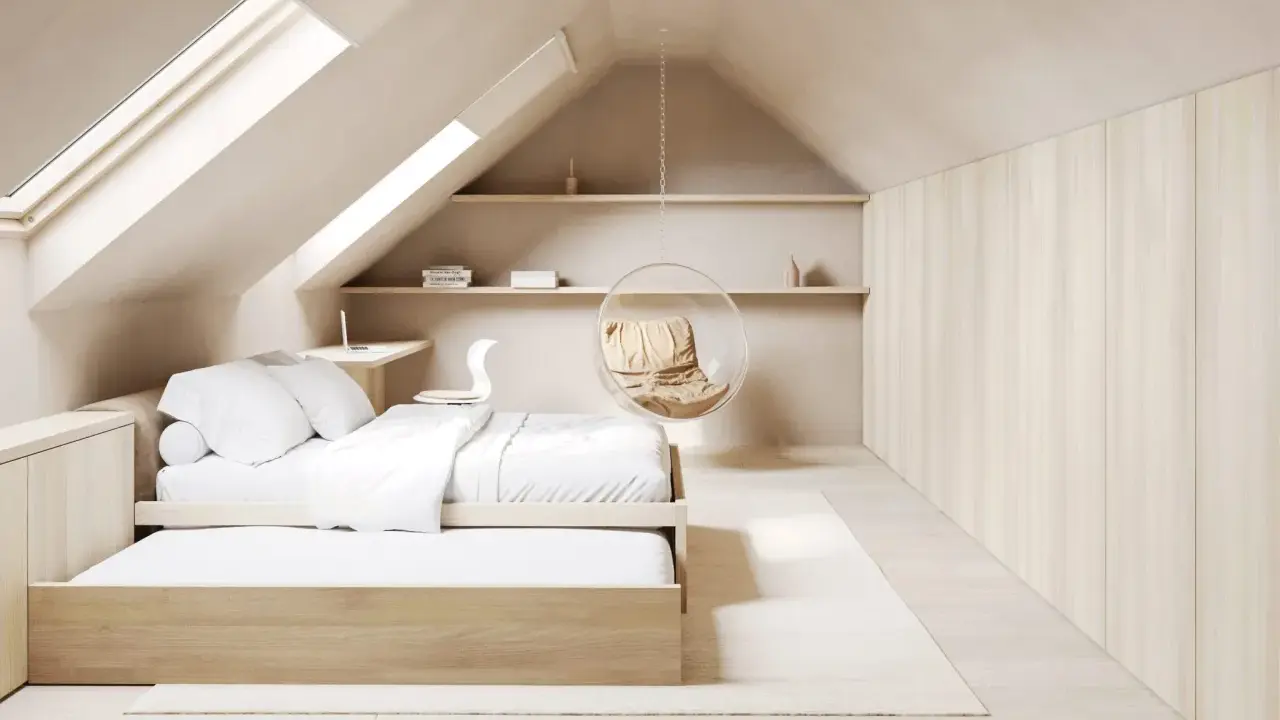 Chambre mansardée avec lit bas en bois, fauteuil bulle suspendu et étagères. Une décoration de chambre moderne et épurée.