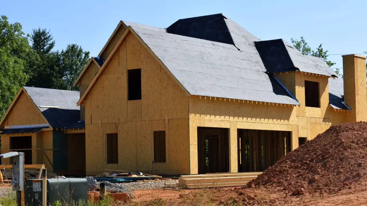Construction d'une maison en bois, prête à moderniser une maison existante. Le toit est recouvert de feutre, les murs sont en panneaux OSB.