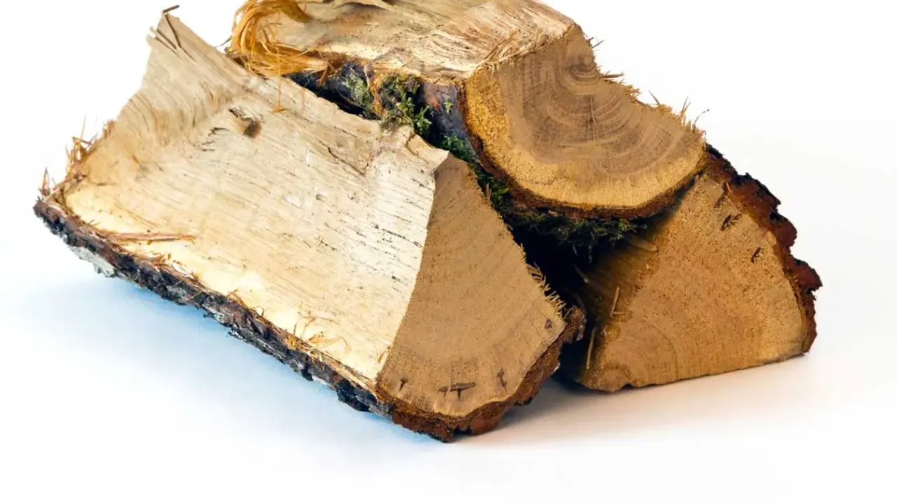 Bûches de bois de chauffage empilées, prêtes pour l'hiver. Le prix de la tonne de bois de chauffage varie selon la saison.