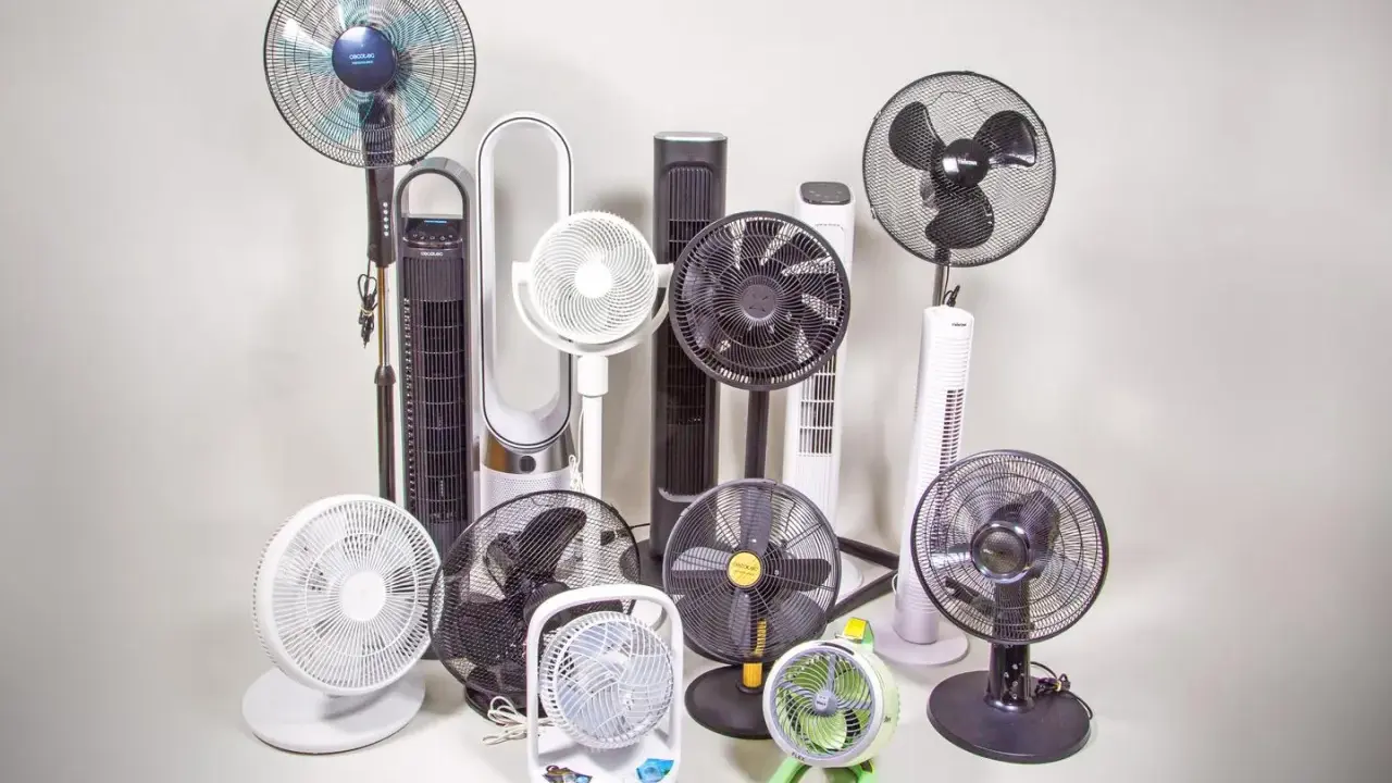 Collection de différents types de ventilateurs : sur pied, colonne, de table et même un petit modèle vert.
