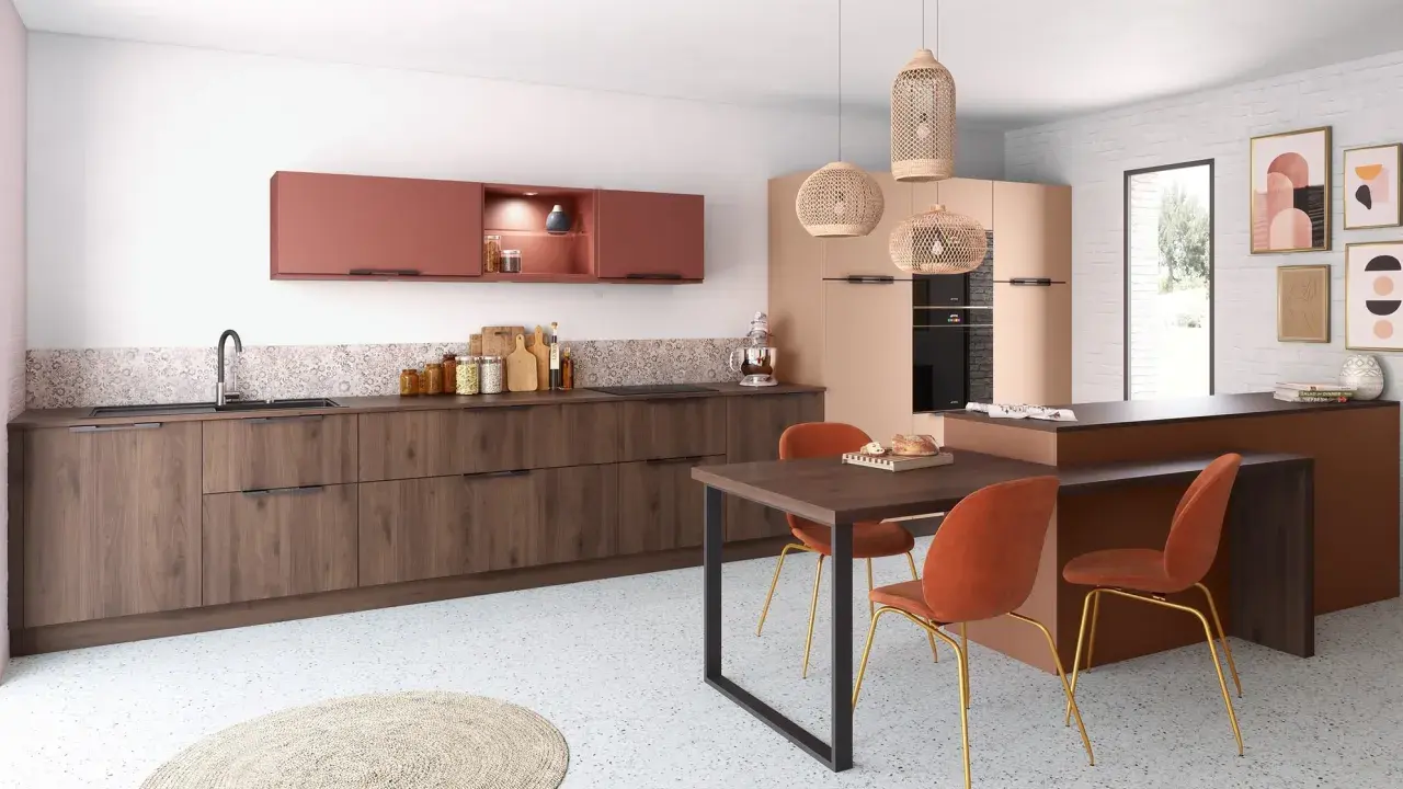 Cuisine moderne avec une **couleur cuisine industrielle** chaleureuse, mêlant bois sombre, terracotta et touches de laiton.