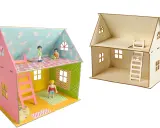 Plan maquette maison en bois décorée avec des figurines, et une autre maison en bois brute.