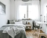 Aménagement petite chambre 9m2 : lit douillet, bureau fonctionnel et déco minimaliste pour un espace optimisé et lumineux.