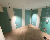 Chantier en cours : murs en Placo vert, sol parquet chevron. Idéal pour estimer le prix pose placo m2.