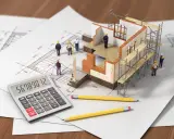Maquette de maison en construction sur plans, avec des figurines d'ouvriers, une calculatrice et des crayons. L'inflation des matériaux de construction rend le calcul du budget complexe.