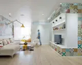 Un salon moderne avec une décoration murale audacieuse. Quelle déco avec des carreaux de ciment ! Le sol en bois clair complète l'ensemble.