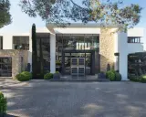 Une villa moderne avec des pierres apparentes et de grandes baies vitrées, parfaite pour construire une maison bioclimatique.