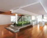 Un grand espace ouvert avec un escalier moderne, une cuisine épurée et un jardin intérieur. Une maison prête à décorer, lumineuse et spacieuse.