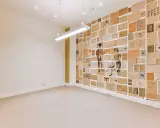 Un mur intérieur décoré de pages de livres anciens, créant une mosaïque d'images et de textes.