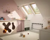 Idéale pour aménager petite chambre bébé sous combles : un espace ludique et douillet avec des jouets, des étoiles au mur et des fenêtres de toit.