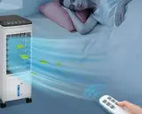 Un système split sans évacuation rafraîchit une chambre où une femme dort paisiblement. Une télécommande est visible.