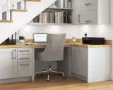 Bureau sous escalier fonctionnel avec ordinateur portable, imprimante et rangements.