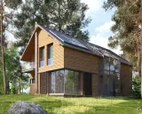 Maison en bois moderne avec panneaux solaires, conçue par un constructeur maison écologique. Entourée de pins, elle s'intègre parfaitement à la nature.