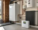 Système de chauffage moderne avec chaudière, radiateur et thermostat. Le meilleur chauffage pour maison plain-pied, efficace et discret.