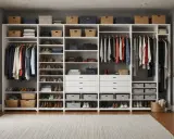 Système de rangement ouvert pour vêtements et chaussures, idéal pour comment ranger ses vêtements sans armoire. Paniers et étagères organisent tout.