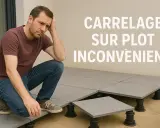 Homme pensif devant un carrelage sur plots. Le texte indique "Carrelage sur plot inconvénients", suggérant des difficultés avec cette méthode.