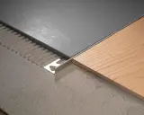 Jonction carrelage parquet sans barre de seuil, avec un profilé métallique discret. Finition soignée pour une transition harmonieuse.