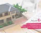 Maquette de maison, calculatrice et billets de banque. Le prêt construction pour construire votre rêve.