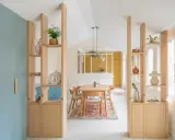 Aménagement d'une **plan maison en longueur** avec cloisons ajourées en bois, salle à manger et cuisine ouverte.