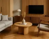 Comment aménager un salon en L : un canapé gris, une table basse en bois, un fauteuil et un meuble TV sur fond de lambris.