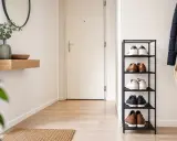 Étagère à chaussures bien rangée, parfaite pour ranger ses chaussures dans un couloir lumineux.