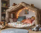 Un lit cabane en bois, décoré de guirlandes lumineuses, invite au jeu et à la lecture. Une belle idée pour une chambre d'enfant.