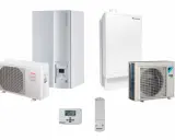 Deux unités intérieures de pompe à chaleur hybride sans unité extérieure, avec une unité extérieure Daikin et une unité extérieure Atlantic Fujitsu.