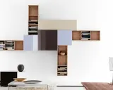 Étagères murales modulables, jouant avec la hauteur et la profondeur pour un salon moderne.