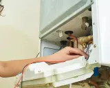 Technicienne vérifiant une pompe à chaleur qui ne chauffe pas quand il fait froid.