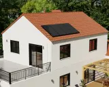 Maison blanche avec panneaux solaires sur le toit, terrasse et pergola. Une maison autonome en énergie, prête pour un avenir durable.