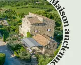 Magnifique maison provençale en pierre, entourée de jardins luxuriants, de vignobles et d'une piscine.