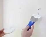 Maintenant, je vais reboucher ce trou dans le mur avec de l'enduit.