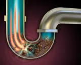 Une canalisation bouchée avec des débris et une odeur nauséabonde. Des flèches rouges indiquent un flux bloqué.